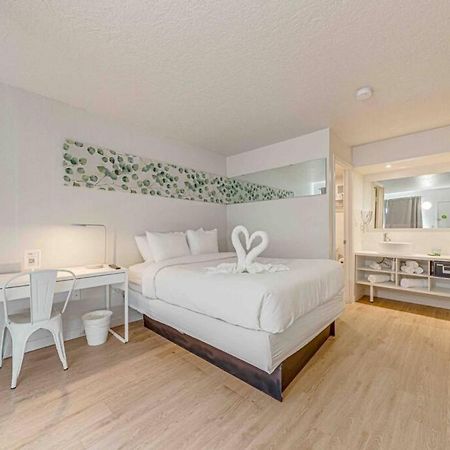 Travel Lodge By Wyndham 10 Min From Disney Kissimmee Bagian luar foto