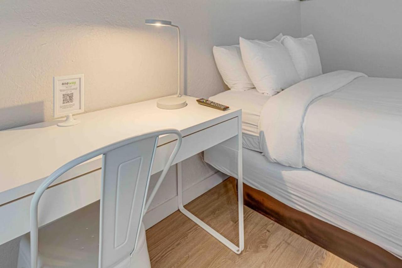 Travel Lodge By Wyndham 10 Min From Disney Kissimmee Bagian luar foto