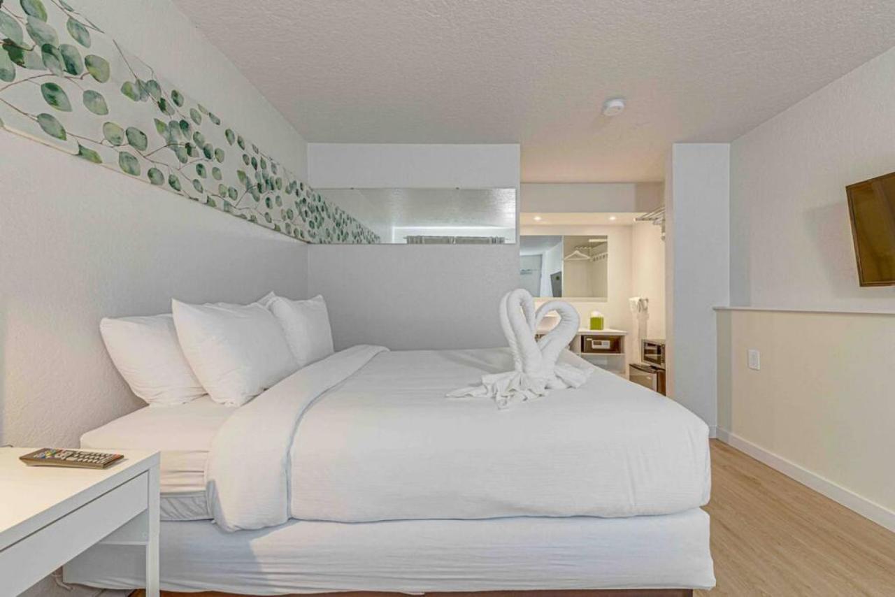 Travel Lodge By Wyndham 10 Min From Disney Kissimmee Bagian luar foto