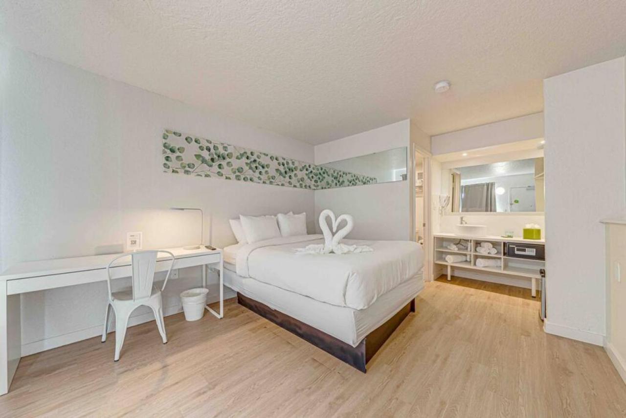 Travel Lodge By Wyndham 10 Min From Disney Kissimmee Bagian luar foto